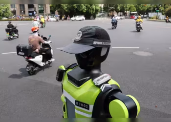 China Deploys “Robocops” to Direct Traffic, Enhancing Road Safety and Efficiency
